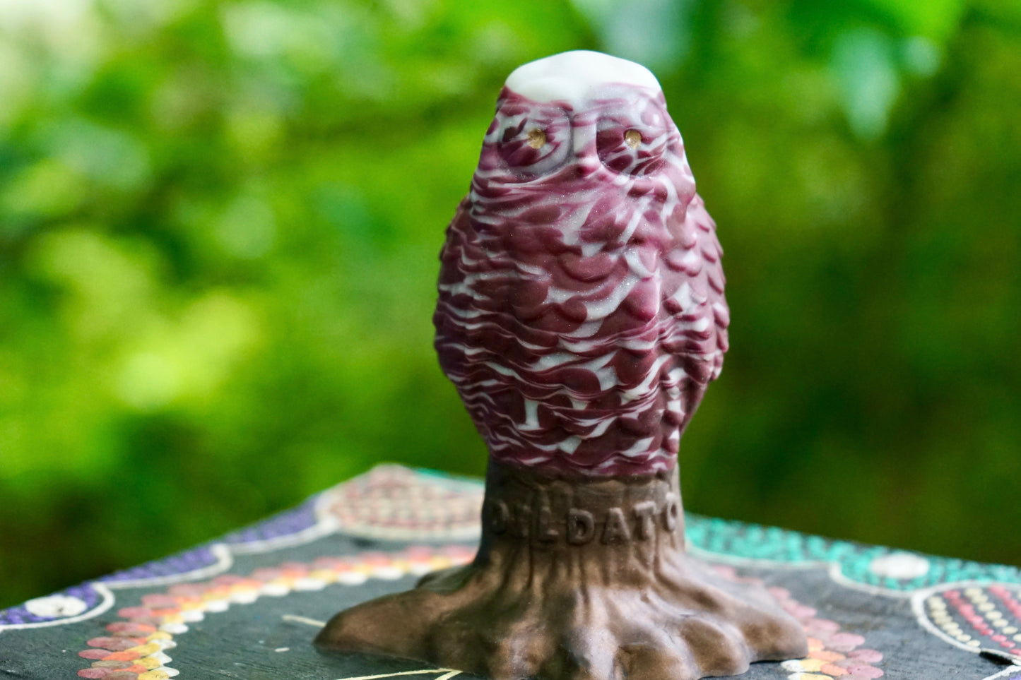 Bubox - Tamaño pequeño - Morado y blanco, con base de tronco de árbol holográfico marrón