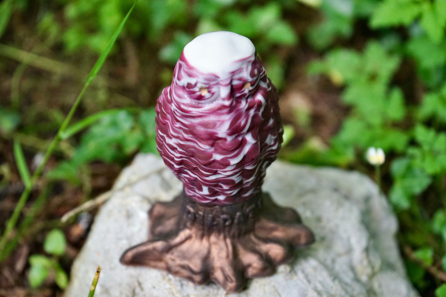 Bubox - Tamaño pequeño - Morado y blanco, con base de tronco de árbol holográfico marrón