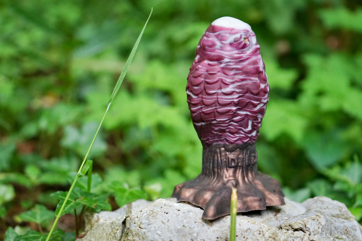 Bubox - Tamaño pequeño - Morado y blanco, con base de tronco de árbol holográfico marrón
